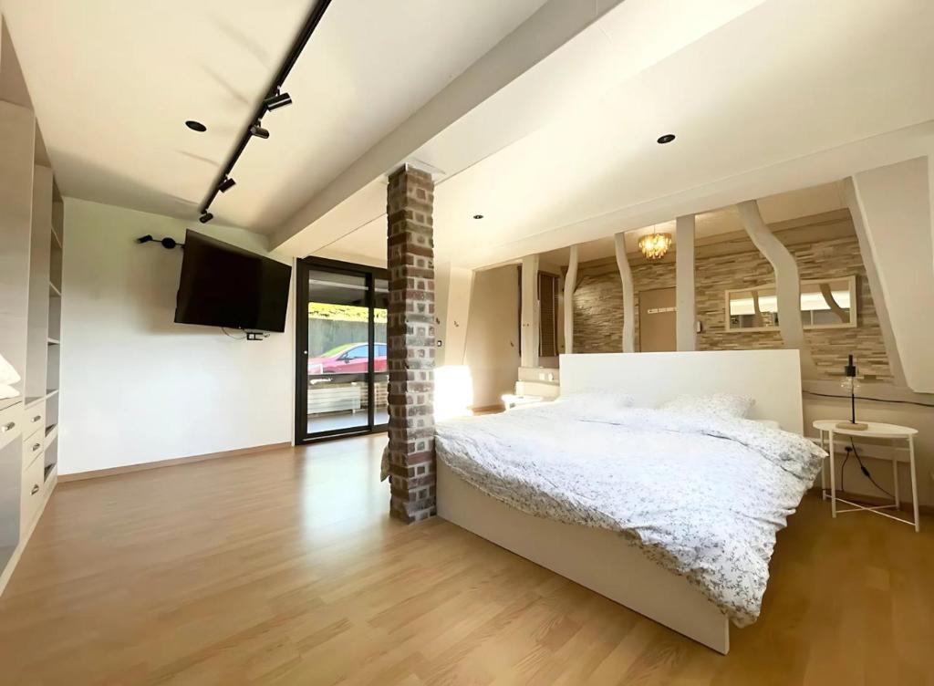 Chambre moderne avec salle de bain