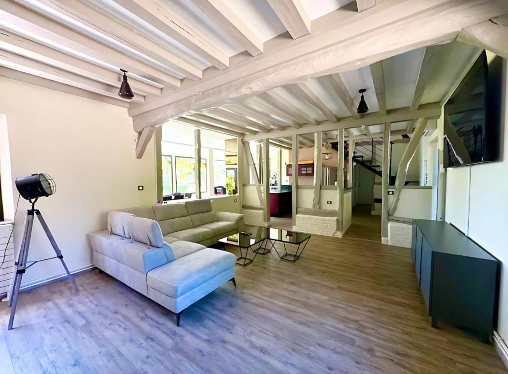 Salon spacieux avec poutres apparentes