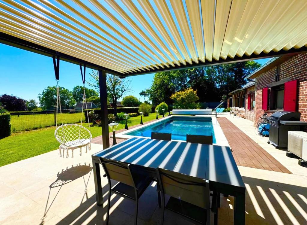 Terrasse couverte avec vue sur piscine
